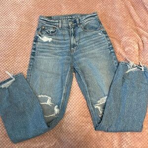 American Eagle Ripped Baggy Straight Jean